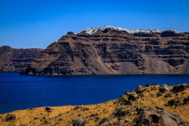 Santorini - resmi adıyla Thira ve klasik Yunan Thera, güney Ege Denizi 'nde Yunan anakarasından yaklaşık 200 km (120 m) güneydoğuda yer alan bir adadır..