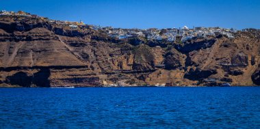 Santorini - resmi adıyla Thira ve klasik Yunan Thera, güney Ege Denizi 'nde Yunan anakarasından yaklaşık 200 km (120 m) güneydoğuda yer alan bir adadır..