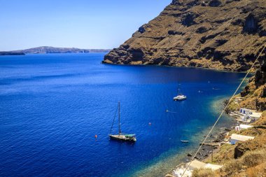 Santorini - resmi adıyla Thira ve klasik Yunan Thera, güney Ege Denizi 'nde Yunan anakarasından yaklaşık 200 km (120 m) güneydoğuda yer alan bir adadır..