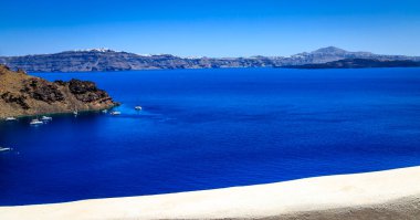 Santorini - resmi adıyla Thira ve klasik Yunan Thera, güney Ege Denizi 'nde Yunan anakarasından yaklaşık 200 km (120 m) güneydoğuda yer alan bir adadır..