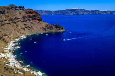 Santorini - resmi adıyla Thira ve klasik Yunan Thera, güney Ege Denizi 'nde Yunan anakarasından yaklaşık 200 km (120 m) güneydoğuda yer alan bir adadır..