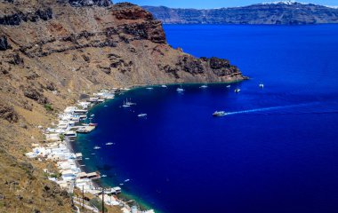 Santorini - resmi adıyla Thira ve klasik Yunan Thera, güney Ege Denizi 'nde Yunan anakarasından yaklaşık 200 km (120 m) güneydoğuda yer alan bir adadır..