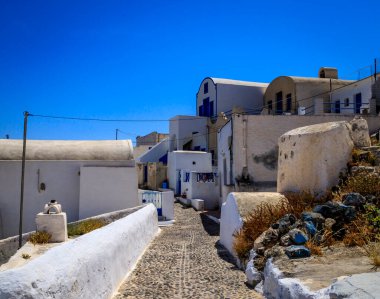 Santorini - resmi adıyla Thira ve klasik Yunan Thera, güney Ege Denizi 'nde Yunan anakarasından yaklaşık 200 km (120 m) güneydoğuda yer alan bir adadır..
