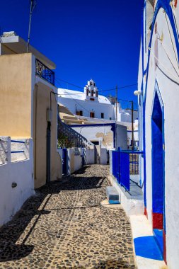 Santorini - resmi adıyla Thira ve klasik Yunan Thera, güney Ege Denizi 'nde Yunan anakarasından yaklaşık 200 km (120 m) güneydoğuda yer alan bir adadır..