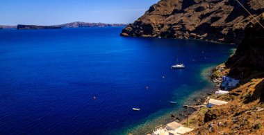 Santorini - resmi adıyla Thira ve klasik Yunan Thera, güney Ege Denizi 'nde Yunan anakarasından yaklaşık 200 km (120 m) güneydoğuda yer alan bir adadır..