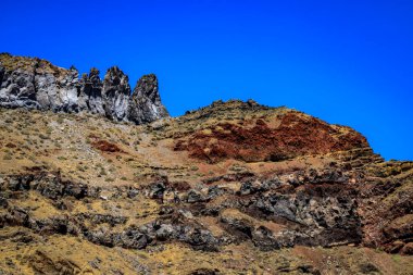 Santorini - resmi adıyla Thira ve klasik Yunan Thera, güney Ege Denizi 'nde Yunan anakarasından yaklaşık 200 km (120 m) güneydoğuda yer alan bir adadır..