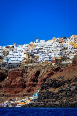 Santorini - resmi adıyla Thira ve klasik Yunan Thera, güney Ege Denizi 'nde Yunan anakarasından yaklaşık 200 km (120 m) güneydoğuda yer alan bir adadır..