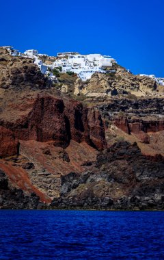 Santorini - resmi adıyla Thira ve klasik Yunan Thera, güney Ege Denizi 'nde Yunan anakarasından yaklaşık 200 km (120 m) güneydoğuda yer alan bir adadır..