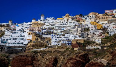 Santorini - resmi adıyla Thira ve klasik Yunan Thera, güney Ege Denizi 'nde Yunan anakarasından yaklaşık 200 km (120 m) güneydoğuda yer alan bir adadır..