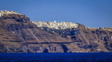 Santorini - resmi adıyla Thira ve klasik Yunan Thera, güney Ege Denizi 'nde Yunan anakarasından yaklaşık 200 km (120 m) güneydoğuda yer alan bir adadır..