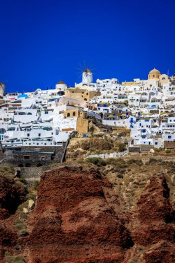Santorini - resmi adıyla Thira ve klasik Yunan Thera, güney Ege Denizi 'nde Yunan anakarasından yaklaşık 200 km (120 m) güneydoğuda yer alan bir adadır..
