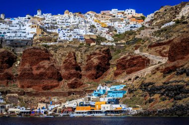 Santorini - resmi adıyla Thira ve klasik Yunan Thera, güney Ege Denizi 'nde Yunan anakarasından yaklaşık 200 km (120 m) güneydoğuda yer alan bir adadır..