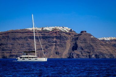 Santorini - resmi adıyla Thira ve klasik Yunan Thera, güney Ege Denizi 'nde Yunan anakarasından yaklaşık 200 km (120 m) güneydoğuda yer alan bir adadır..
