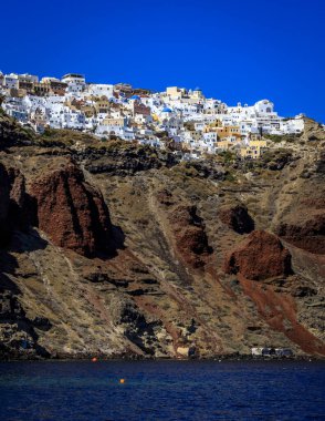 Santorini - resmi adıyla Thira ve klasik Yunan Thera, güney Ege Denizi 'nde Yunan anakarasından yaklaşık 200 km (120 m) güneydoğuda yer alan bir adadır..