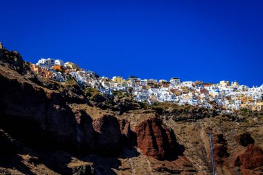 Santorini - resmi adıyla Thira ve klasik Yunan Thera, güney Ege Denizi 'nde Yunan anakarasından yaklaşık 200 km (120 m) güneydoğuda yer alan bir adadır..