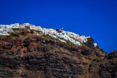 Santorini - resmi adıyla Thira ve klasik Yunan Thera, güney Ege Denizi 'nde Yunan anakarasından yaklaşık 200 km (120 m) güneydoğuda yer alan bir adadır..