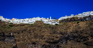 Santorini - resmi adıyla Thira ve klasik Yunan Thera, güney Ege Denizi 'nde Yunan anakarasından yaklaşık 200 km (120 m) güneydoğuda yer alan bir adadır..