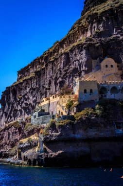 Santorini - resmi adıyla Thira ve klasik Yunan Thera, güney Ege Denizi 'nde Yunan anakarasından yaklaşık 200 km (120 m) güneydoğuda yer alan bir adadır..