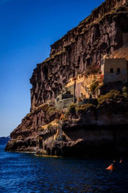 Santorini - resmi adıyla Thira ve klasik Yunan Thera, güney Ege Denizi 'nde Yunan anakarasından yaklaşık 200 km (120 m) güneydoğuda yer alan bir adadır..