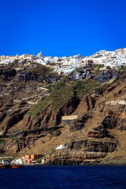 Santorini - resmi adıyla Thira ve klasik Yunan Thera, güney Ege Denizi 'nde Yunan anakarasından yaklaşık 200 km (120 m) güneydoğuda yer alan bir adadır..