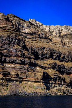 Santorini - resmi adıyla Thira ve klasik Yunan Thera, güney Ege Denizi 'nde Yunan anakarasından yaklaşık 200 km (120 m) güneydoğuda yer alan bir adadır..