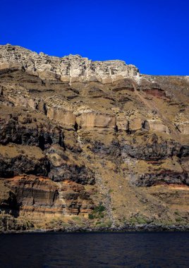 Santorini - resmi adıyla Thira ve klasik Yunan Thera, güney Ege Denizi 'nde Yunan anakarasından yaklaşık 200 km (120 m) güneydoğuda yer alan bir adadır..