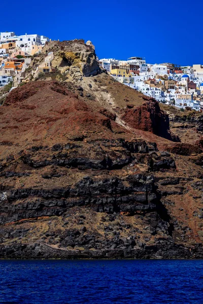 圣托里尼 Santorini 官方名称是Thira和经典的希腊色拉岛 Greek Thera 位于爱琴海南部 距希腊大陆东南部约200公里 120英里 — 图库照片