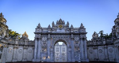 Dolmabahe Sarayı - İstanbul 'un Beikta ilçesinde, İstanbul Boğazı' nın Avrupa kıyılarında yer alır.
