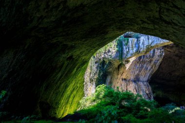 Devetshka mağarası - Letnitsa 'nın yaklaşık 7 km (4,3 mi) doğusunda ve Bulgaristan' ın Devetaki kasabası yakınlarındaki Lovech 'in 15 km (9,3 mi) kuzeydoğusunda büyük bir karst mağarası.