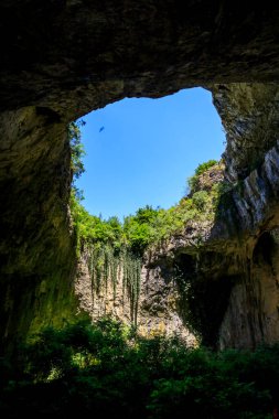 Devetshka mağarası - Letnitsa 'nın yaklaşık 7 km (4,3 mi) doğusunda ve Bulgaristan' ın Devetaki kasabası yakınlarındaki Lovech 'in 15 km (9,3 mi) kuzeydoğusunda büyük bir karst mağarası.