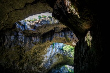 Devetshka mağarası - Letnitsa 'nın yaklaşık 7 km (4,3 mi) doğusunda ve Bulgaristan' ın Devetaki kasabası yakınlarındaki Lovech 'in 15 km (9,3 mi) kuzeydoğusunda büyük bir karst mağarası.