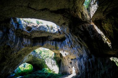 Devetshka mağarası - Letnitsa 'nın yaklaşık 7 km (4,3 mi) doğusunda ve Bulgaristan' ın Devetaki kasabası yakınlarındaki Lovech 'in 15 km (9,3 mi) kuzeydoğusunda büyük bir karst mağarası.