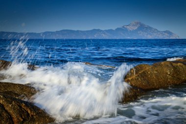 Platanitsi kampının vahşi plajı ve Athos dağı, Yunanistan