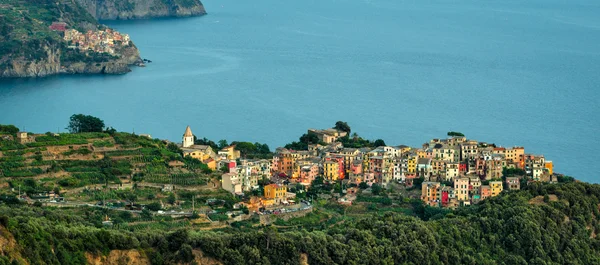 Corniglia Cinque Terre (Итальянская Ривьера Лигурия) и Манарола на заднем плане — стоковое фото