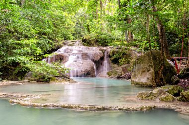 Erawan şelaleler Erawan Milli Parkı'nda (Tayland)