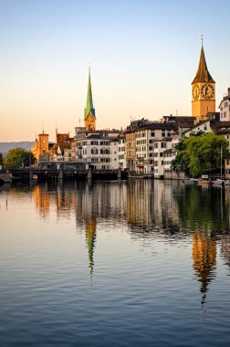 Zürih tarihi kent merkezine ve gündoğumu (İsviçre, Limmat Nehri)