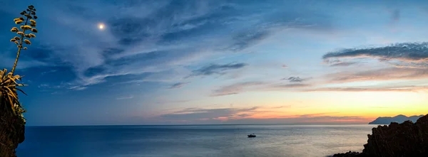リオマッジョーレ (チンクエ ・ テッレ イタリアから美しいロマンチックな海) ストックフォト