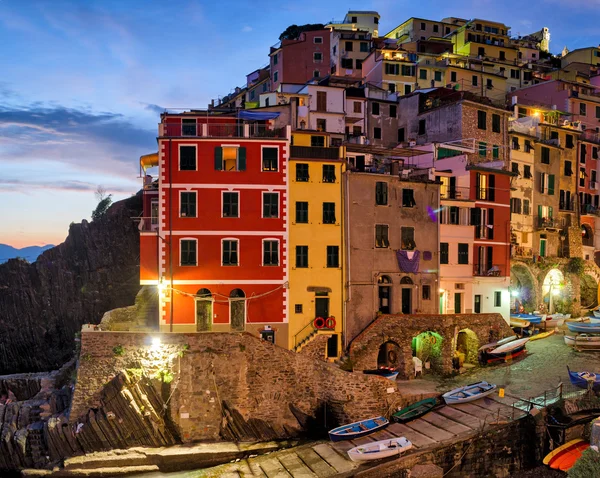 Ріомаджоре (Cinque Terre Лігурія Італія) в сутінки — стокове фото
