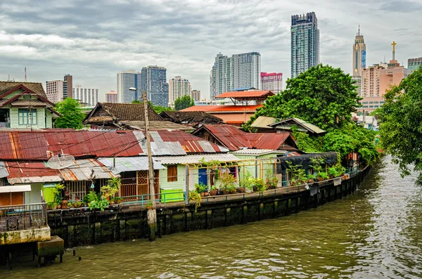 Canal de Bangkok y contraste entre casas pobres y ricas —  Fotos de Stock