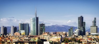 Milan (Milano) manzarası ile yeni gökdelenler