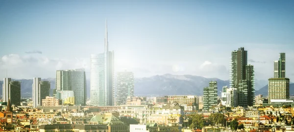 Milano (Milano) horisonttiin uusia pilvenpiirtäjiä — kuvapankkivalokuva
