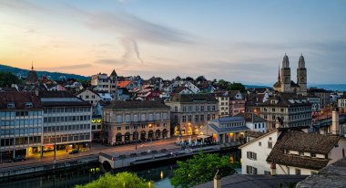 Zürih tarihi kent merkezine ve gündoğumu (İsviçre, Limmat Nehri)