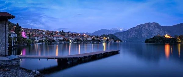 Lago di Como (Lake Como) Ossuccio and Isola Comacina at blue hour — Stock Photo, Image