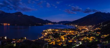 Lago di Como (Como Gölü) yüksek tanımlı panorama adlı mavi saat