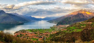 Lago di Como (Como Gölü) yüksek tanımlı panorama Peglio gündoğumu adlı