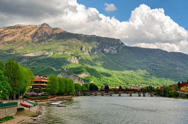 Lecco (Olaszország) a Ponte Vecchio és az Adda folyó — Stock Fotó