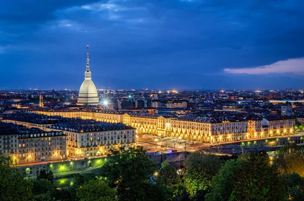 Turin (Torino), alacakaranlıkta Mole Antonelliana ile yüksek çözünürlüklü panorama — Stok fotoğraf