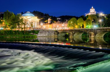 Turin (Torino) Nehri Po Grand Madre ve Monte dei Cappuccini mavi saatte