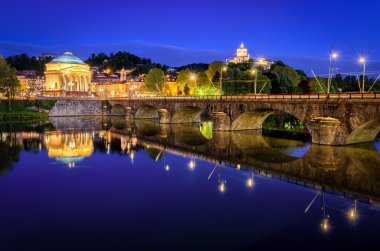 Turin (Torino) Nehri Po Grand Madre ve Monte dei Cappuccini mavi saatte