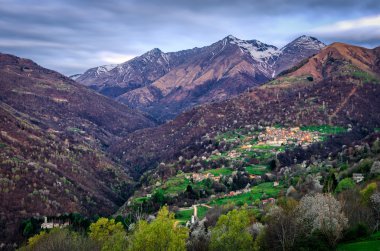 Dosso del Liro (Lago di Como) ve Peglio görünümünden manzara